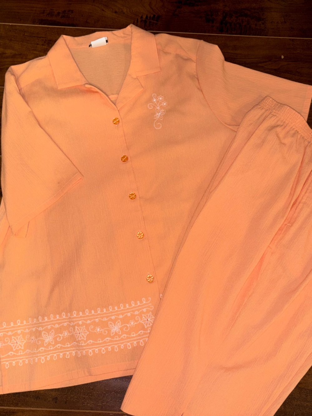 BonWorth Peach Button-Down Shirt with White Embroiderry Capri Pants - Picture 3 of 11